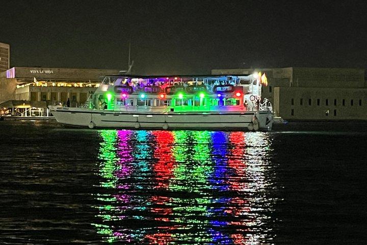 カルタヘナ湾のホワイトナイトツアー（オープンバーとディナー付き）