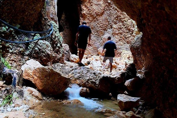 Descubra Cataratas e Cavernas Velce Village