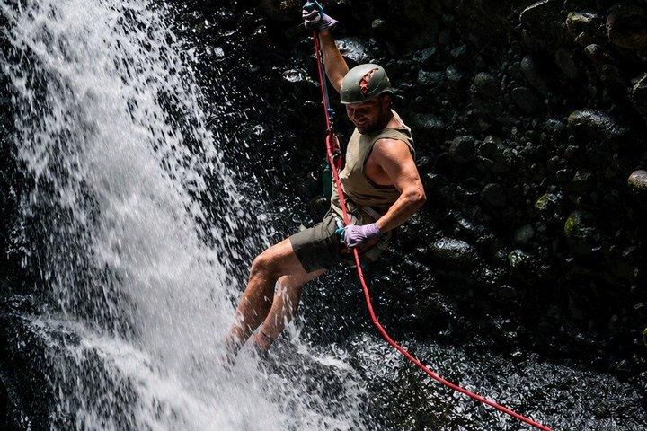 ラ・フォルトゥナ発のアレナル火山キャニオニングと滝での懸垂下降