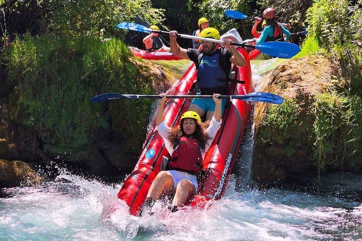 Kajaksejlads på Mreznica-floden tæt på Plitvice-søerne