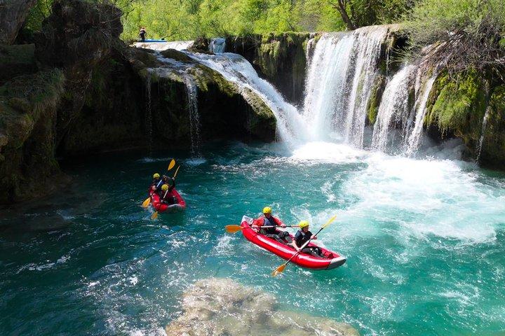 Kajaksejlads på Mreznica-floden tæt på Plitvice-søerne