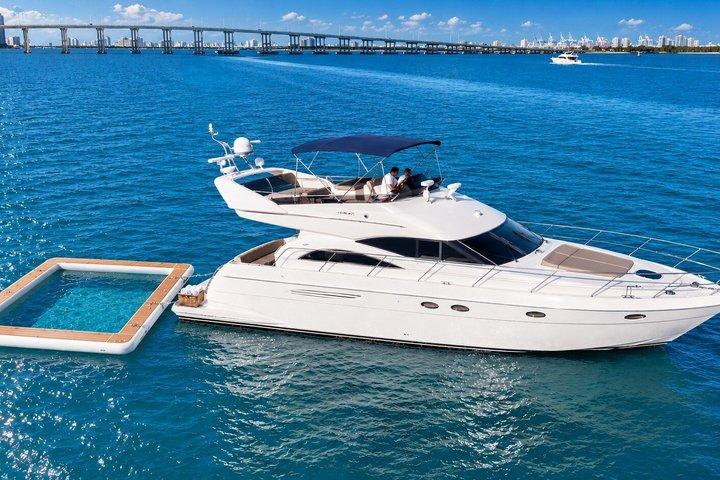 Miami Luxury Yacht Charter 60 ft + 2 kostenlose Jet Ski Fahrt + Meer Pool