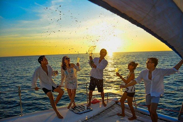 プロムテープ岬での夕食付きプーケットのカタマランサンセットクルーズ