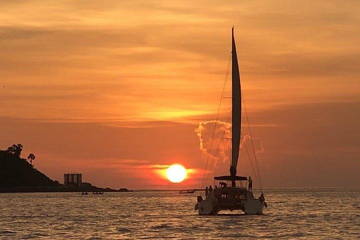 プロムテープ岬での夕食付きプーケットのカタマランサンセットクルーズ