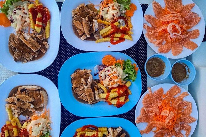 プロムテープ岬での夕食付きプーケットのカタマランサンセットクルーズ
