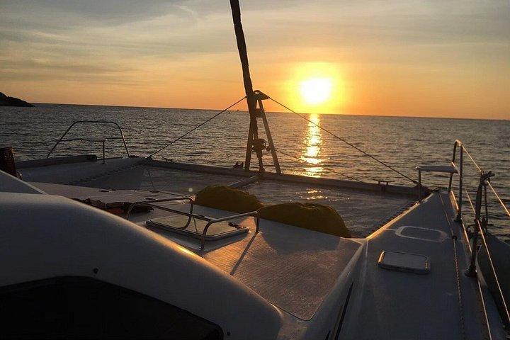 プロムテープ岬での夕食付きプーケットのカタマランサンセットクルーズ