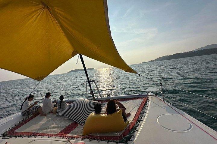 プロムテープ岬での夕食付きプーケットのカタマランサンセットクルーズ