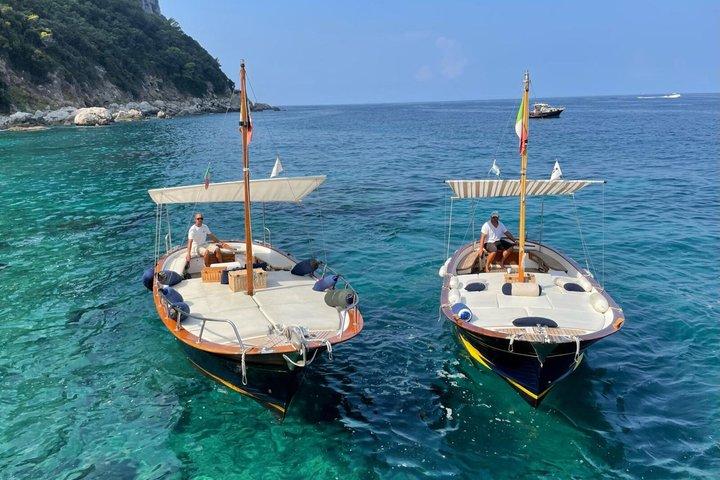 Excursion privée en bateau à Capri : Grotte bleue, Faraglioni, et arrêts de baignade