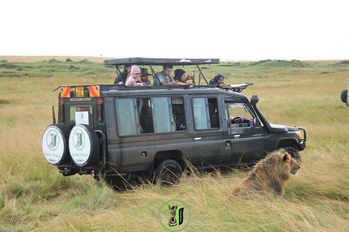 ケニアサファリバジェット4×4ジープアドベンチャーマルチデイツアー