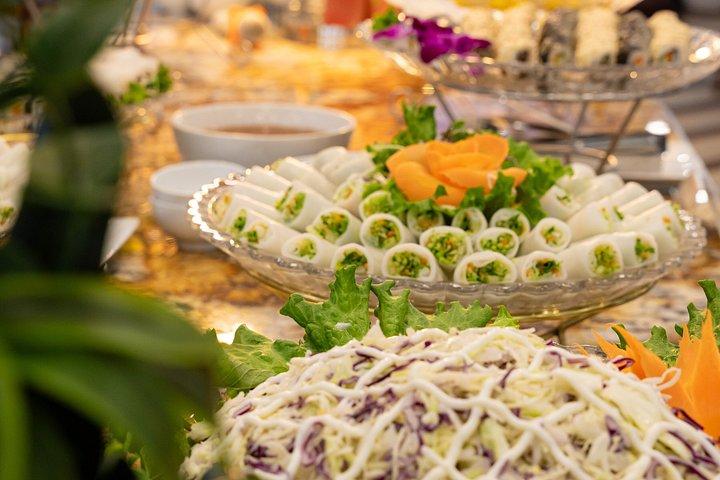 豪華クルーズでハロン湾を泳ぐカヤックハイキング