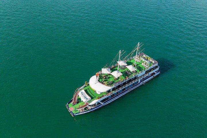 豪華クルーズでハロン湾を泳ぐカヤックハイキング