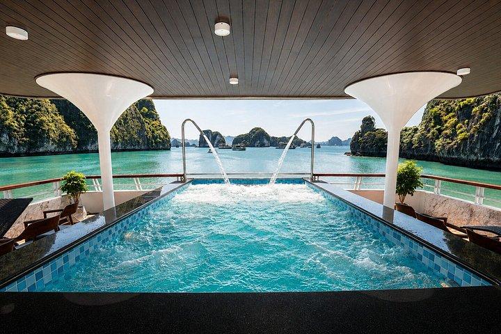 豪華クルーズでハロン湾を泳ぐカヤックハイキング