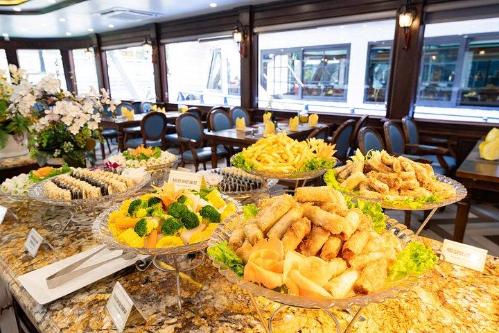 豪華クルーズでハロン湾を泳ぐカヤックハイキング