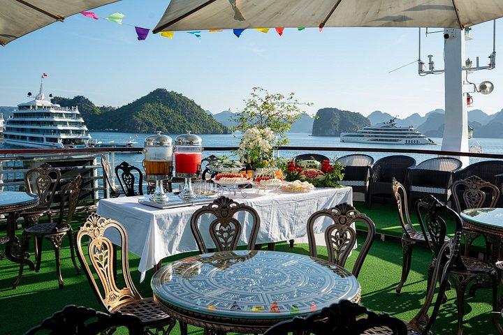 豪華クルーズでハロン湾を泳ぐカヤックハイキング
