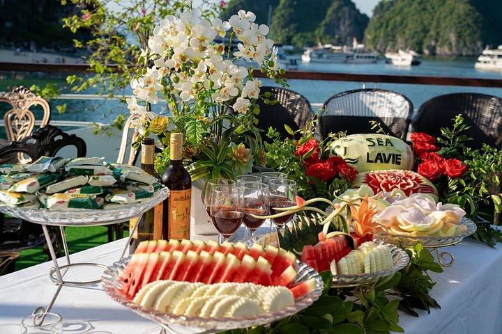 豪華クルーズでハロン湾を泳ぐカヤックハイキング