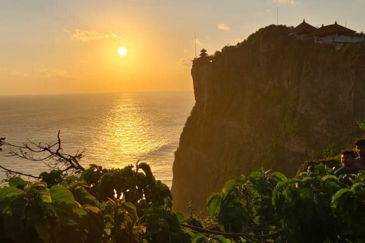 Uluwatu Sunset og den hellige Kecak ild dans