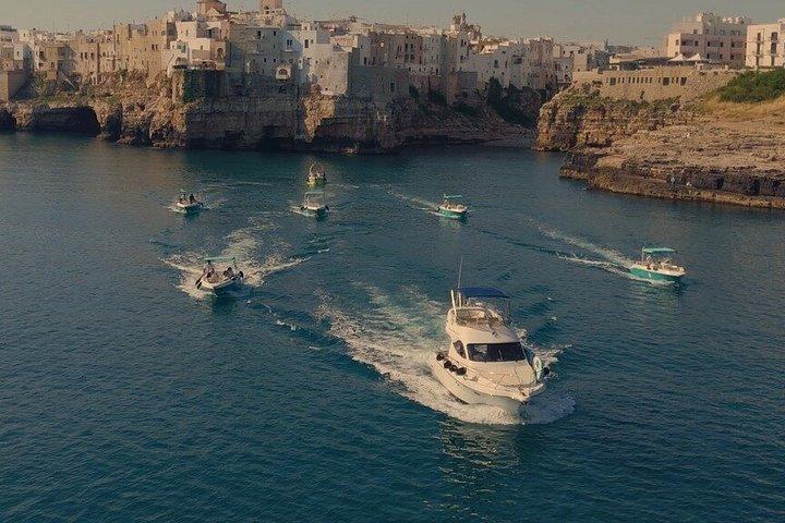 ポリニャーノでのプライベートヨットクルーズ:プーリアでのリラクゼーションと優雅なひととき