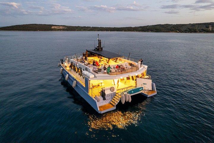 Experimente um cruzeiro de luxo de pôr-do-sol e noite em Split