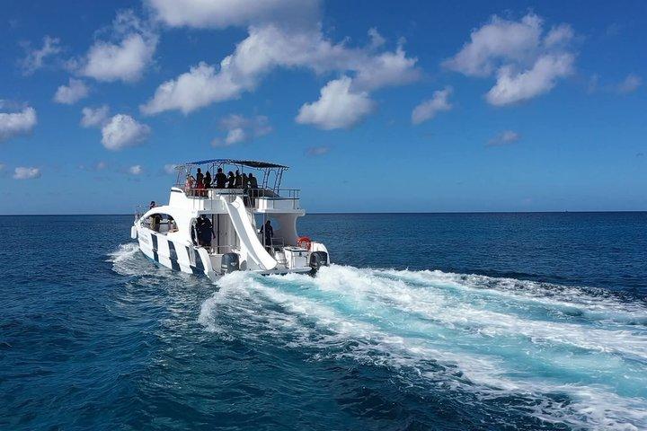 Hip hop catamaran in Punta Cana, snorkelen, feesten en zwembad