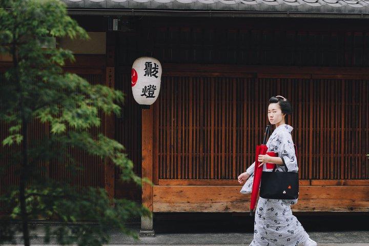 京都祇園裏通りと芸者伝統めぐり