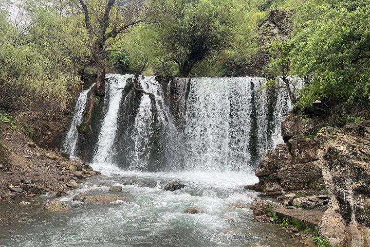 チノーケント・ケーブルカー、チャルヴァク湖ナナイ村の滝