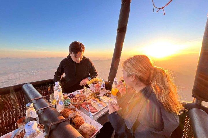 VIP Sunrise Experiencia en globo aerostático con desayuno en el cielo