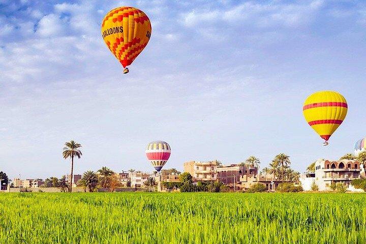 VIPサンライズ熱気球体験と天空の朝食
