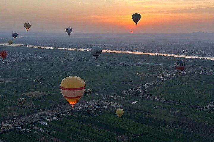 VIPサンライズ熱気球体験と天空の朝食