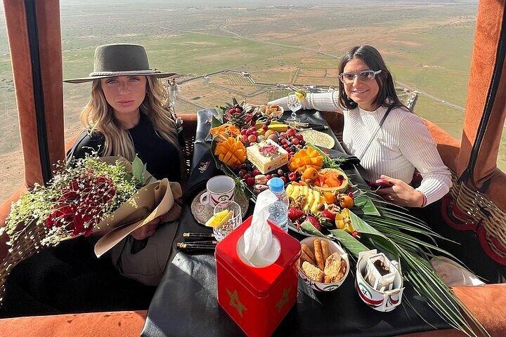 VIPサンライズ熱気球体験と天空の朝食