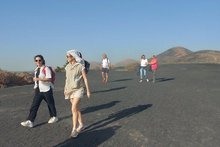 少人数グループでの火山自然公園でのトレッキング