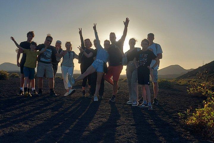 少人数グループでの火山自然公園でのトレッキング