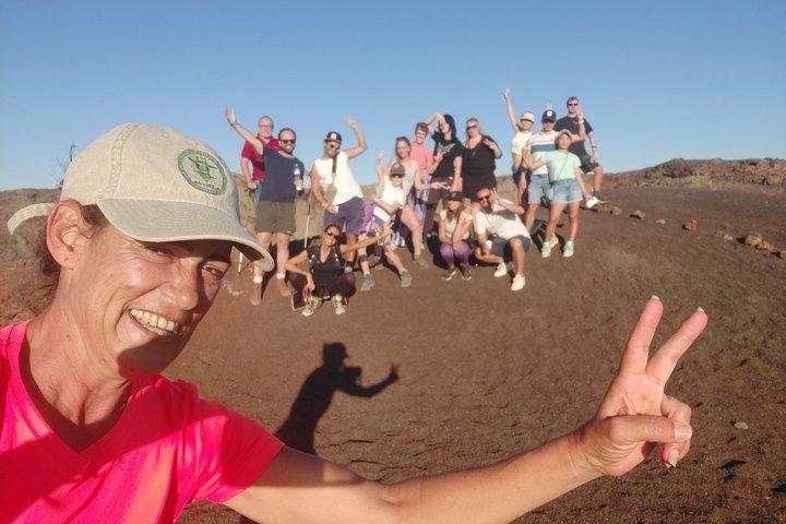少人数グループでの火山自然公園でのトレッキング