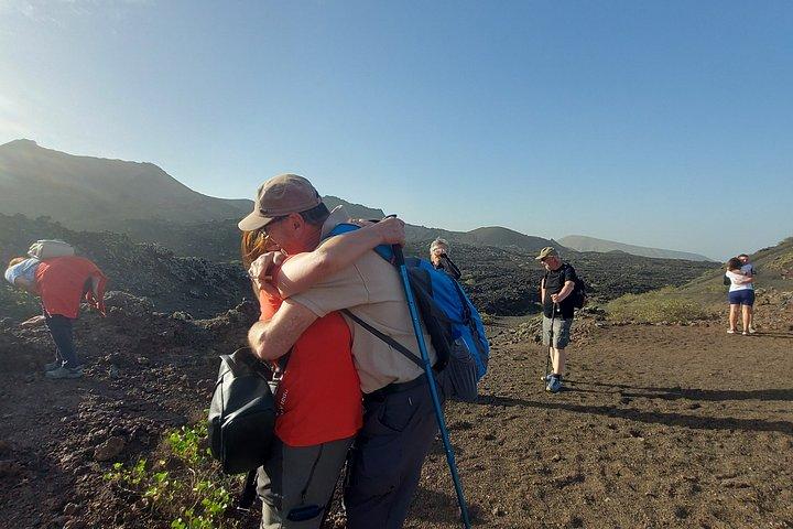 少人数グループでの火山自然公園でのトレッキング