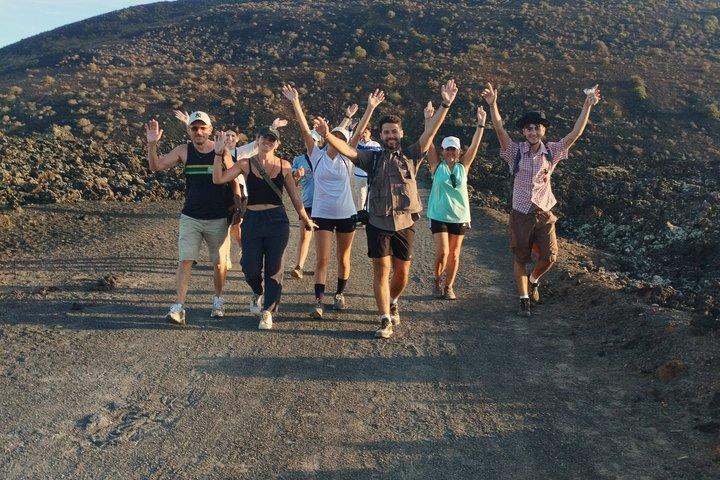 少人数グループでの火山自然公園でのトレッキング