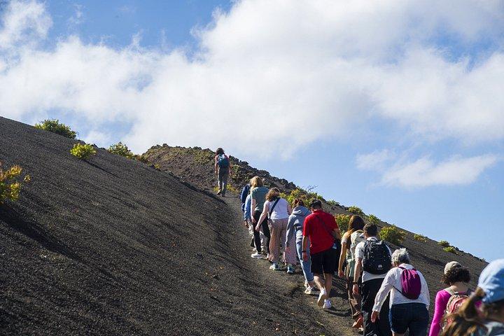 少人数グループでの火山自然公園でのトレッキング