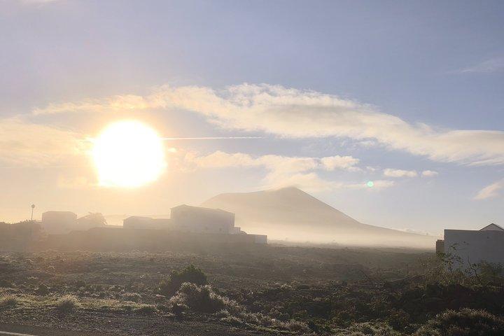 少人数グループでの火山自然公園でのトレッキング