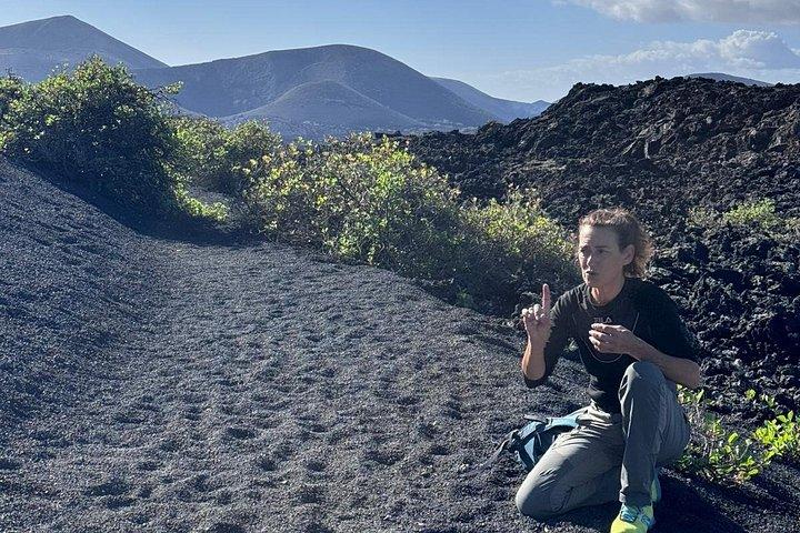 少人数グループでの火山自然公園でのトレッキング