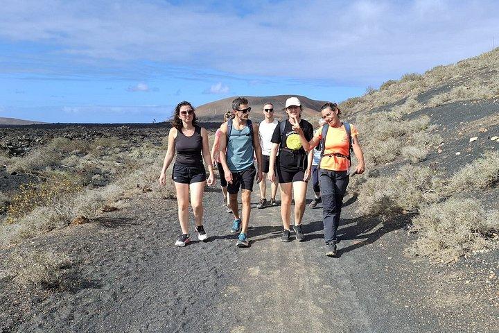 少人数グループでの火山自然公園でのトレッキング