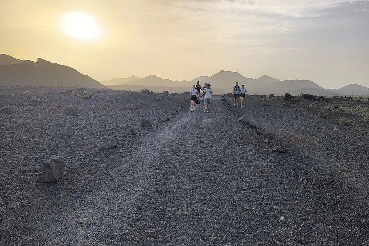 少人数グループでの火山自然公園でのトレッキング