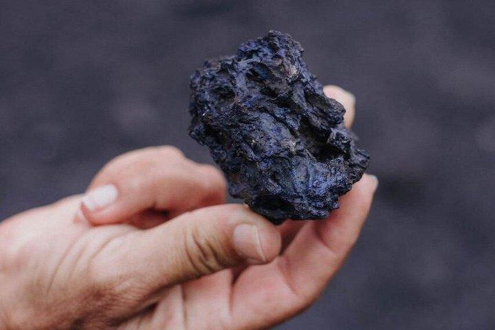 少人数グループでの火山自然公園でのトレッキング
