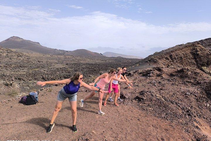 少人数グループでの火山自然公園でのトレッキング