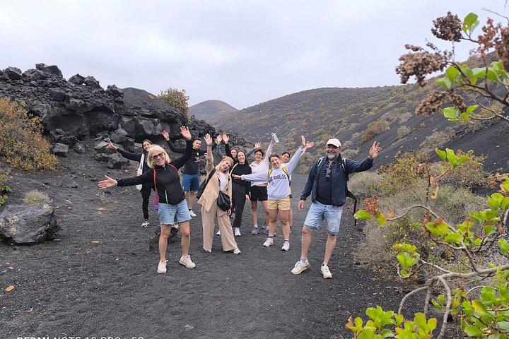 少人数グループでの火山自然公園でのトレッキング