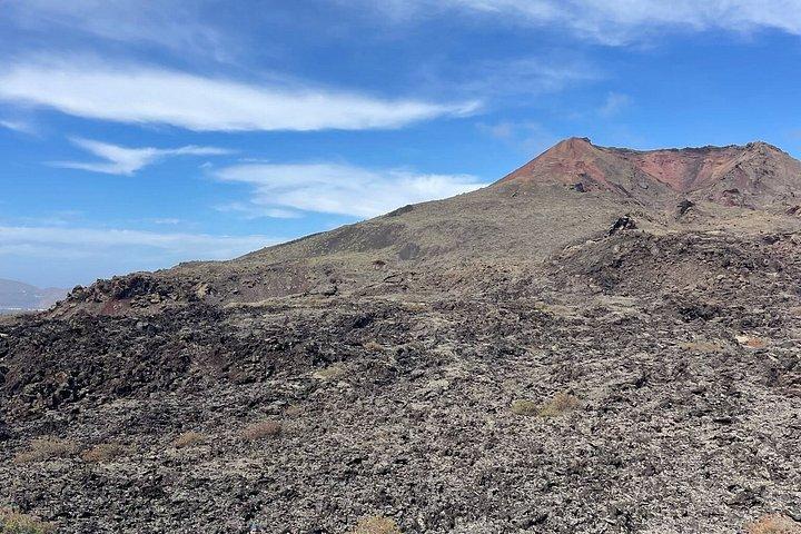 少人数グループでの火山自然公園でのトレッキング