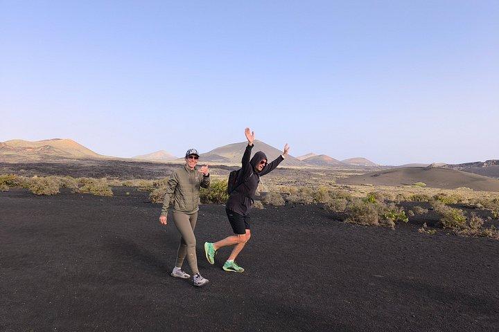 少人数グループでの火山自然公園でのトレッキング