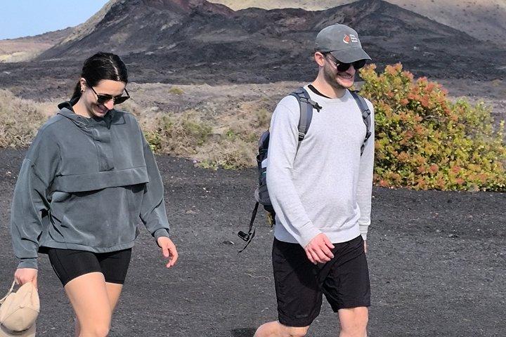 少人数グループでの火山自然公園でのトレッキング