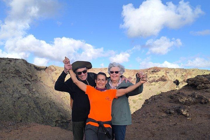 少人数グループでの火山自然公園でのトレッキング
