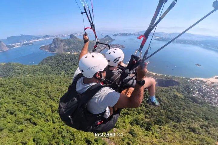 壮大な海の眺めが楽しめるリオデジャネイロタンデムパラグライダー