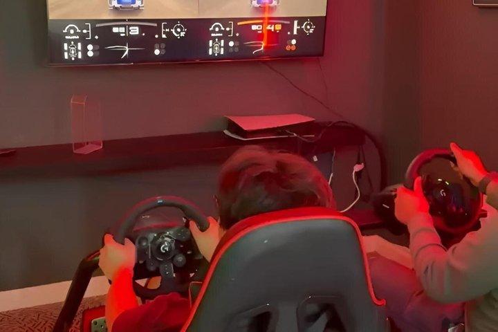 シャーロットで1時間のレースカーまたはフライトシミュレーター体験