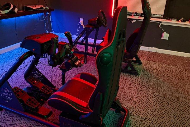 シャーロットで1時間のレースカーまたはフライトシミュレーター体験