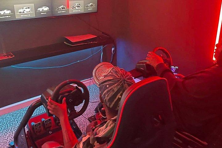 シャーロットで1時間のレースカーまたはフライトシミュレーター体験